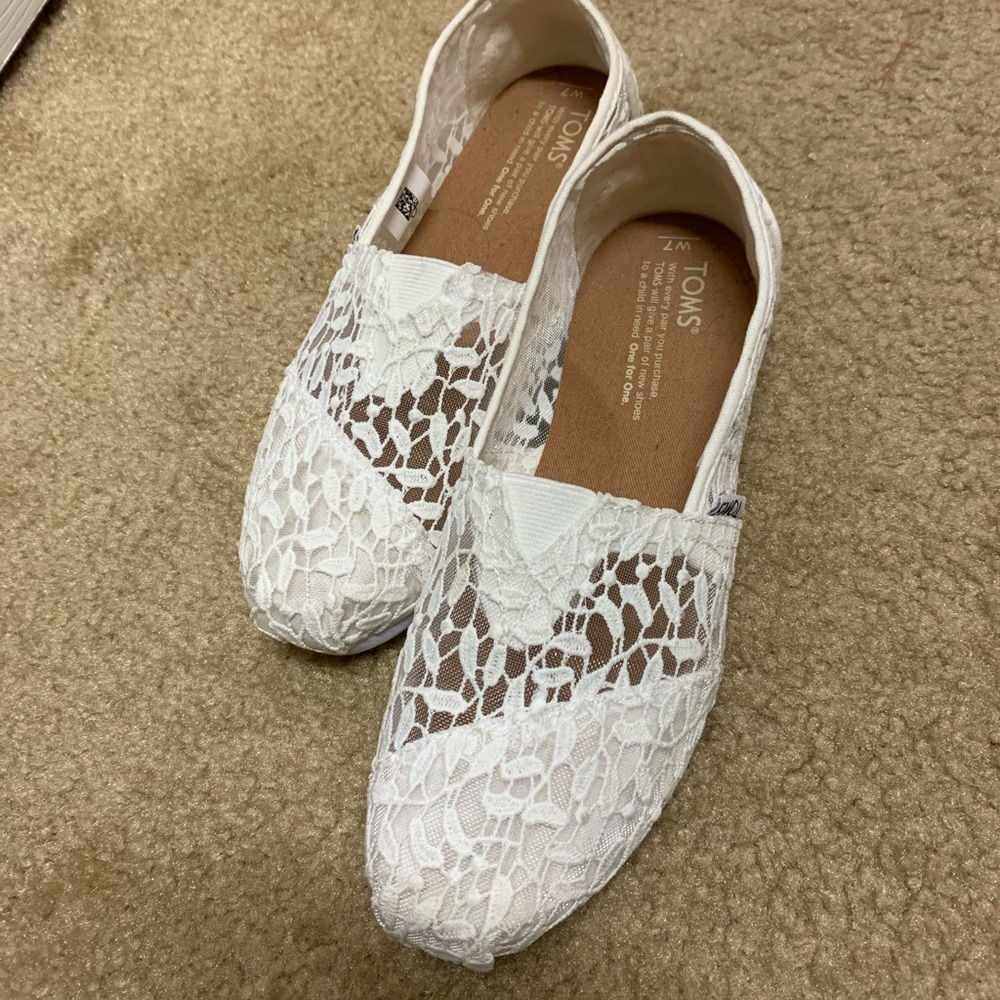 White lace TOMS
